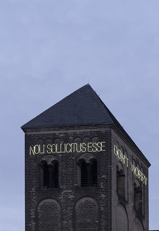 Sankt Peter, Kirche, Turm, Außenansicht, Detail, Lichtinstallation