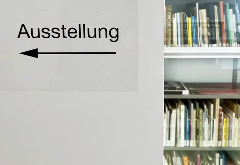 Büchervitrine, Text "Ausstellung"